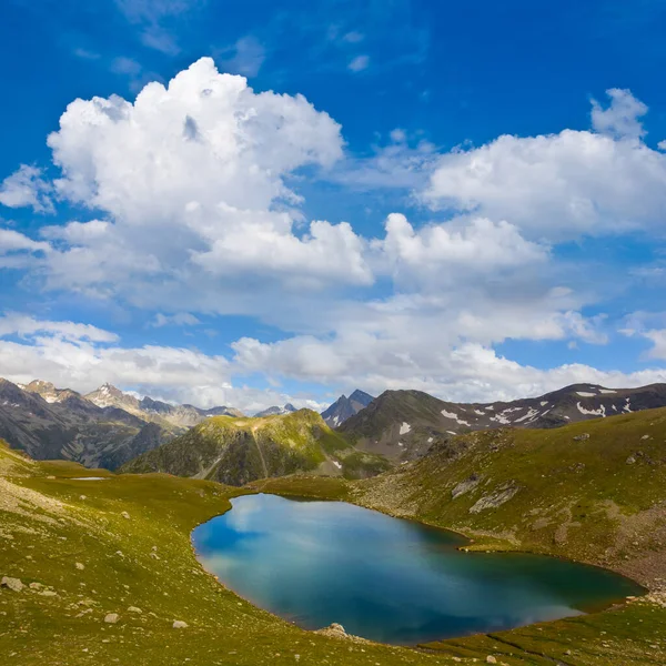 Valle Montagna Con Laghetto Sotto Cielo Azzurro Nuvoloso — Foto Stock