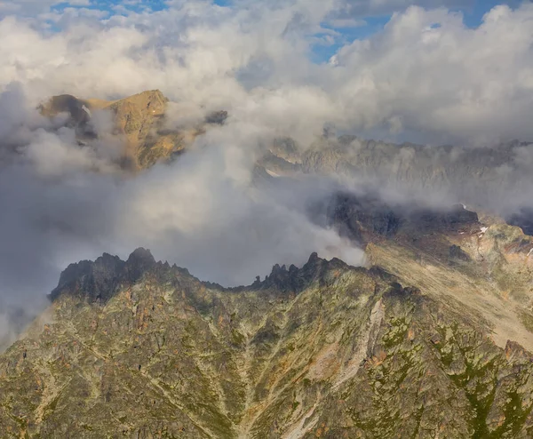 Closeup Rocky Mountain Chain Dense Clouds — Stock Photo, Image