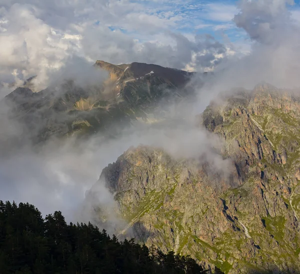 Primer Plano Cadena Montañosa Rocosa Densas Nubes — Foto de Stock