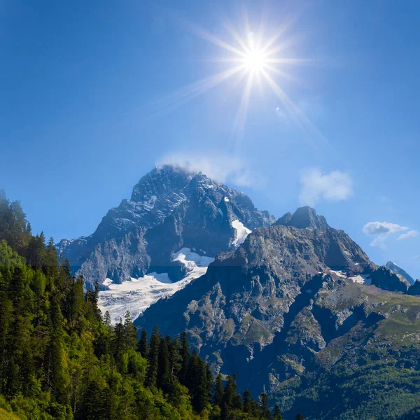 Гірський Хребет Снігу Під Іскровим Сонцем Літній Гірський Пейзаж — стокове фото