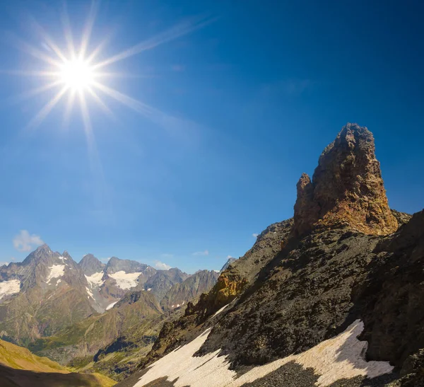 Βουνό Κορυφογραμμή Στο Χιόνι Κάτω Από Τον Ήλιο Λάμψη Καλοκαίρι — Φωτογραφία Αρχείου