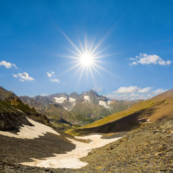 Cume Montanha Neve Sob Sol Brilhante Paisagem Montanha Verão — Fotografia de Stock