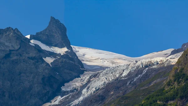 Karda Yakın Dağ Zinciri Yaz Dağ Yolculuğu Arka Planı — Stok fotoğraf