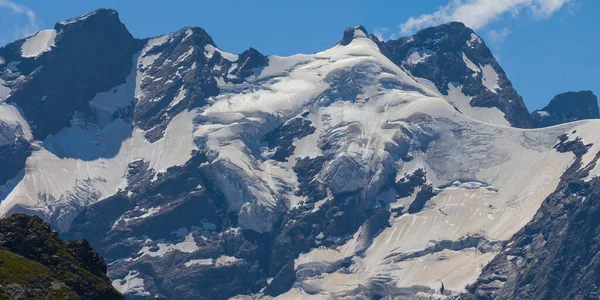 Zbliżenie Łańcuch Górski Śniegu Letnie Tło Podróży Górskich — Zdjęcie stockowe