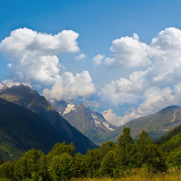 Verde Valle Montaña Bajo Cielo Azul Nublado — Foto de Stock