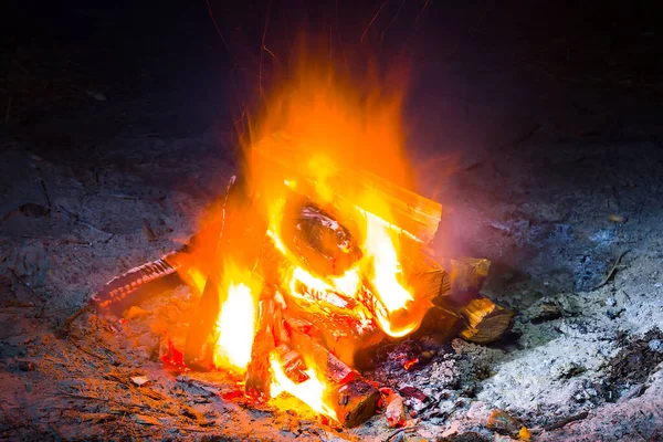 夜间的近身营火 — 图库照片