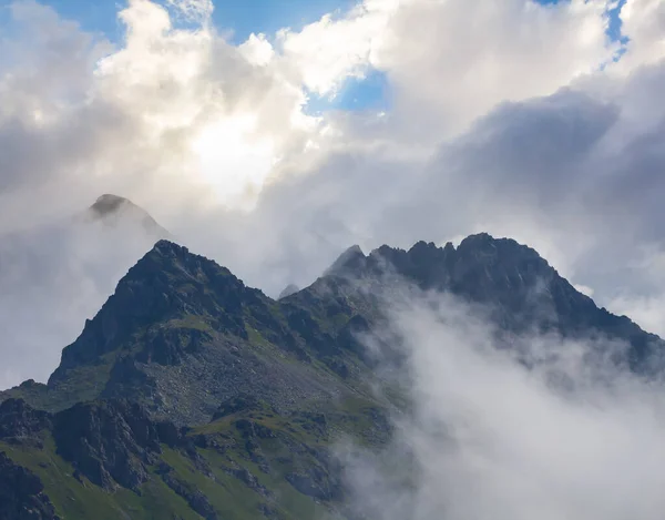 Cresta Montagna Nuvole Dense Sotto Sole Scintillante — Foto Stock