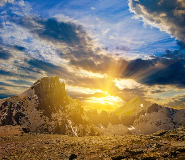 Rotsachtige Bergrug Bij Dramatische Zonsondergang — Stockfoto