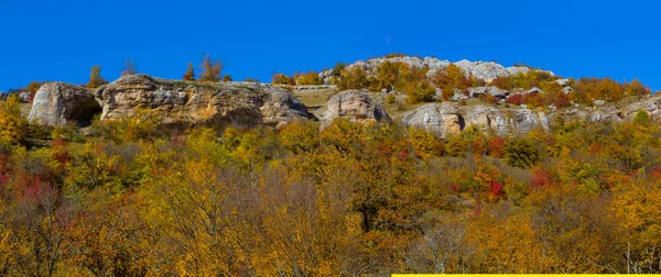 Mavi Gökyüzünün Altındaki Dağ Platosu Sonbahar Dağ Arkaplanı — Stok fotoğraf