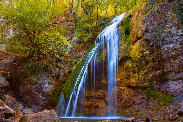 秋の山渓谷の滝四季折々の山旅の風景 — ストック写真