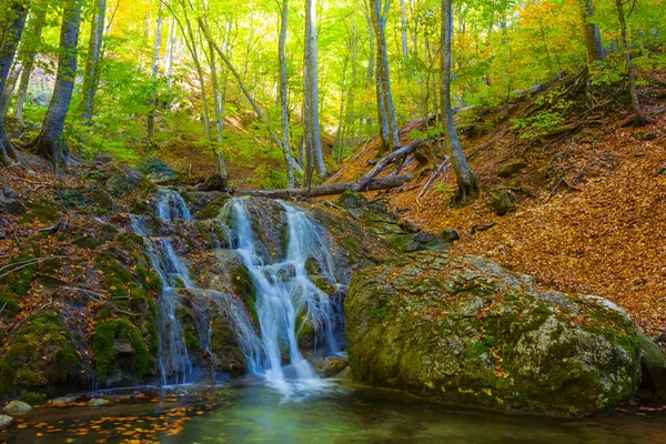 Malý Vodopád Podzimním Horském Kaňonu Sezónní Horská Turistická Scéna — Stock fotografie