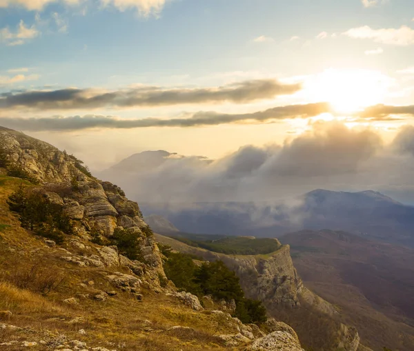 Bergketen Dichte Wolken Bij Zonsondergang Avonds Bergreis Scene — Stockfoto