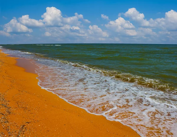 Praia Mar Arenoso Sob Céu Azul Nublado — Fotografia de Stock