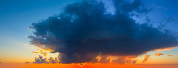Yoğun Kümülüs Bulutları Arasında Dramatik Gün Batımı Dramatik Akşam Arkaplanı — Stok fotoğraf