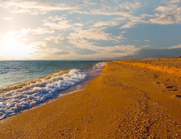 Piaszczysta Plaża Morska Pod Błękitnym Zachmurzonym Niebem Wczesnym Rankiem — Zdjęcie stockowe