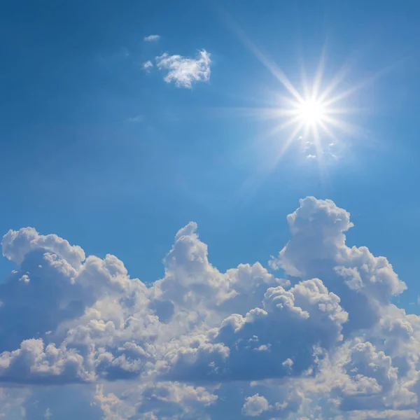 Zbliżenie Gęste Cumulus Chmury Błękitnym Niebie Pod Blaskiem Słońca Naturalne — Zdjęcie stockowe