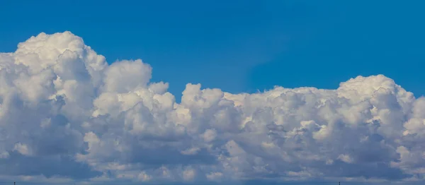 Closeup Densas Nuvens Cumulus Céu Azul Fundo Céu Nublado Natural — Fotografia de Stock