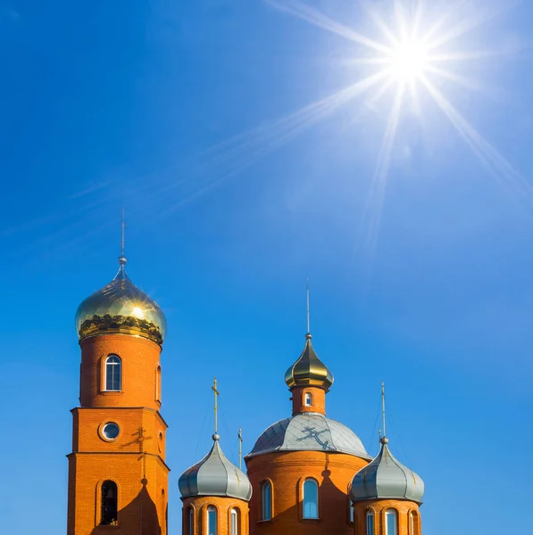 Iglesia Cristiana Primer Plano Bajo Sol Brillante —  Fotos de Stock