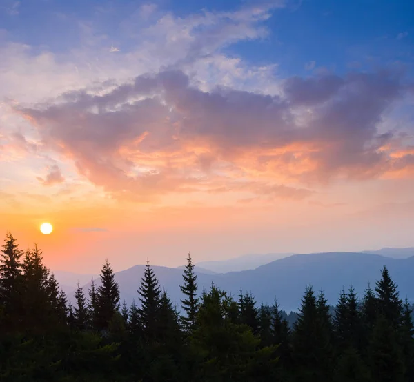 Sonnenaufgang Über Der Silhouette Des Bergwaldes Frühmorgendliche Bergszene — Stockfoto