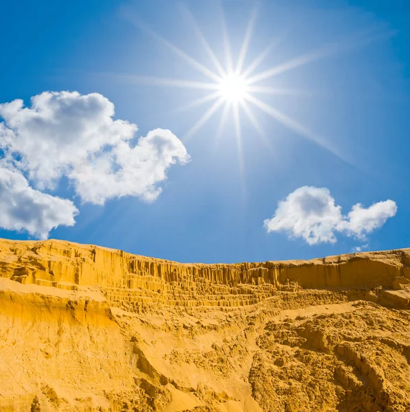 Zandduinmuur Onder Fonkelende Zon — Stockfoto