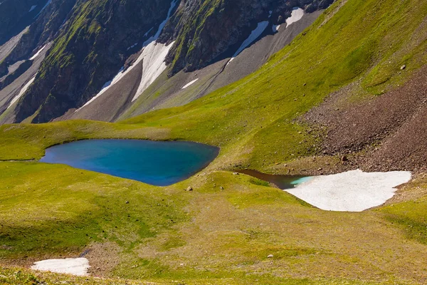 Yeşil Dağdaki Küçük Mavi Göl — Stok fotoğraf