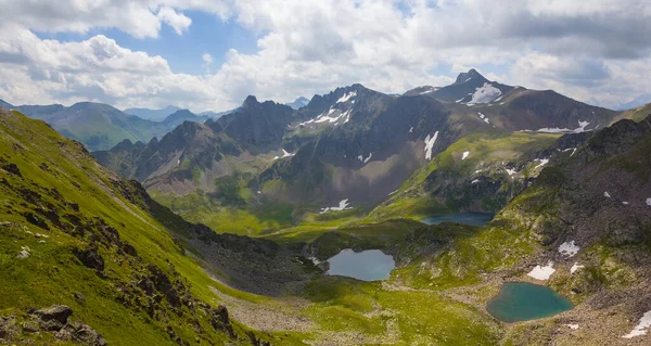 Vista Desde Cresta Montaña Valle Verde Con Pequeño Lago —  Fotos de Stock