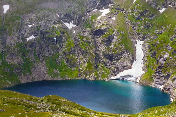 Pequeno Lago Azul Montanha Verde — Fotografia de Stock