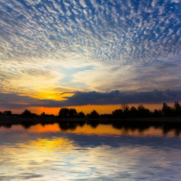Sessiz Göl Üzerinde Dramatik Günbatımı — Stok fotoğraf