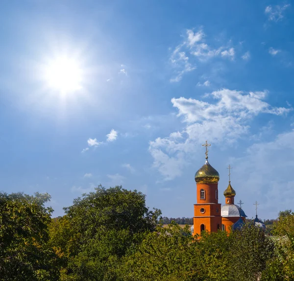 Nahaufnahme Christliche Kirche Unter Glitzernder Sonne — Stockfoto