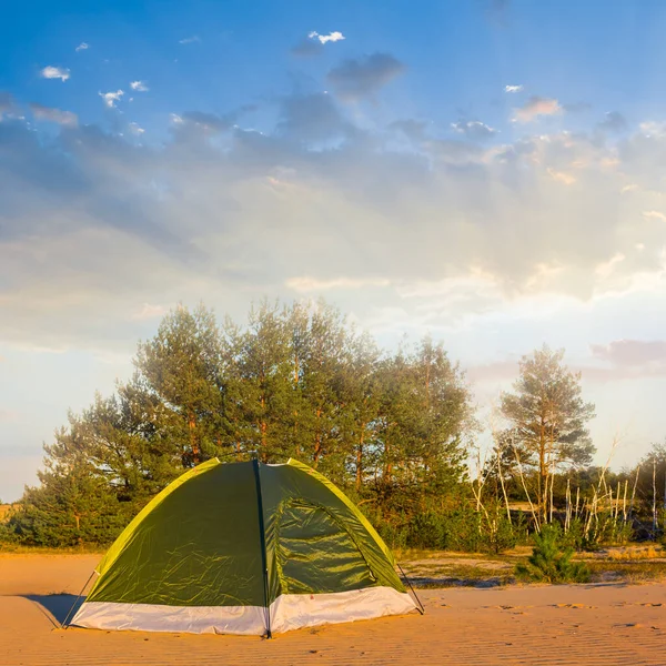 Kumlu Çayırlar Arasında Küçük Yeşil Turistik Çadır Yaz Tatili Arka — Stok fotoğraf