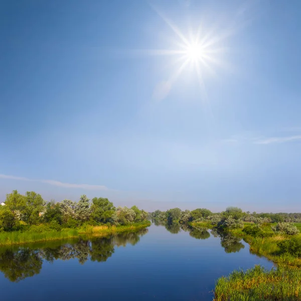 Rauhallinen Joki Kesällä Aurinkoinen Päivä Kesä Maaseutu Maisema — kuvapankkivalokuva