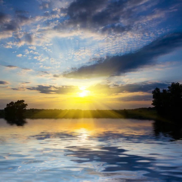 静かな湖に沈むドラマチックな夕日 — ストック写真