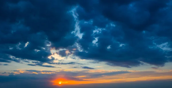 曇り空の背景に沈む夕日 — ストック写真