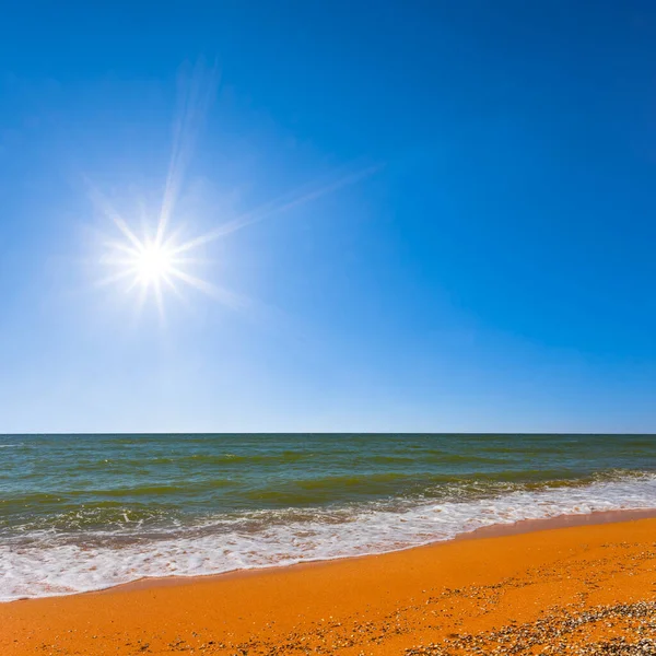 Sommer Sandstrand Meer Bei Heißem Sonnigen Tag — Stockfoto