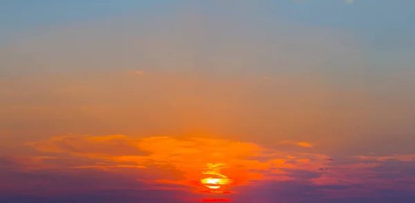 Закат Красном Драматическом Фоне Облаков — стоковое фото