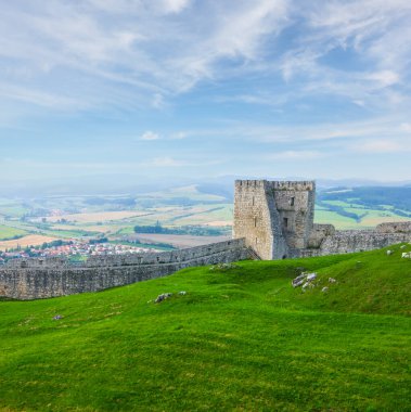 Eski ortaçağ kale bahçesi, açık hava müzesi sahnesi