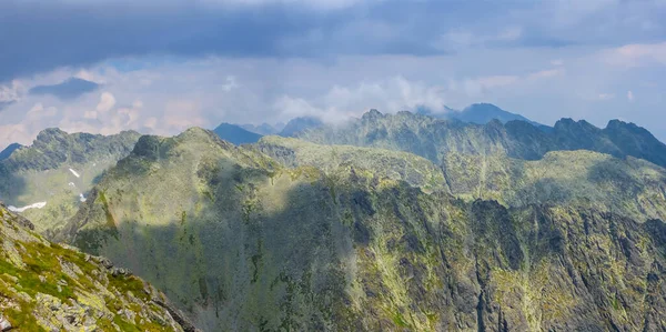 Гірський Хребет Під Густим Хмарним Небом — стокове фото