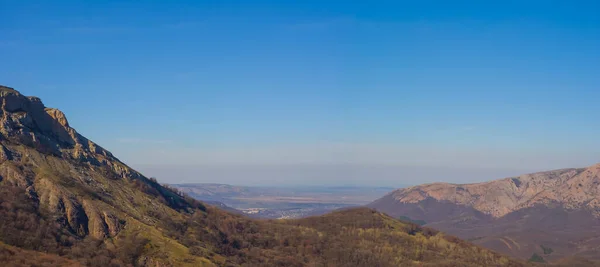 Mavi Gökyüzünün Altındaki Dağ Vadisi Geniş Dağ Vadisi Manzarası — Stok fotoğraf