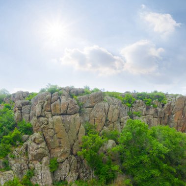 Parlak güneşin altındaki dağ sırtı