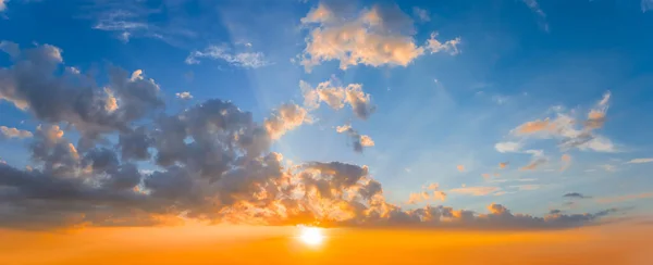 Красный Драматический Закат Над Плотными Облаками Вечернее Небо Фон — стоковое фото