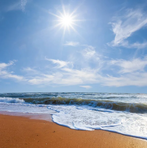 Longa Praia Mar Arenoso Dia Ensolarado Quente Verão Mar Cena — Fotografia de Stock