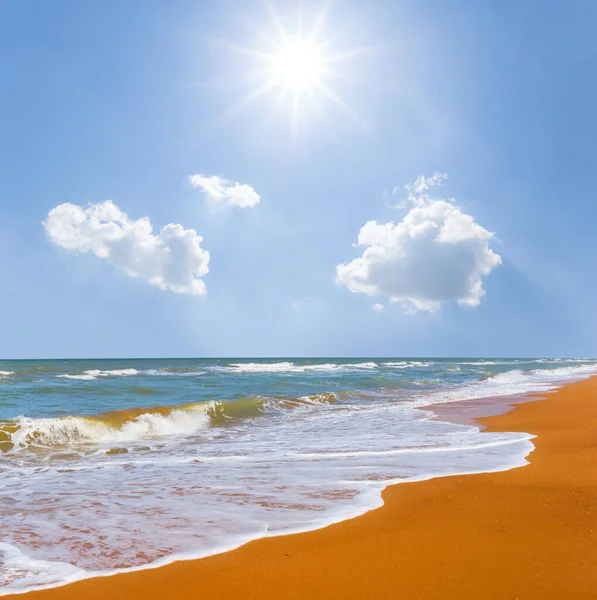 Dlouhá Písečná Mořská Pláž Horkém Slunečném Dni Letní Moře Dovolená — Stock fotografie
