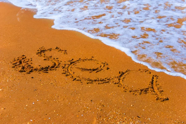 砂浜での海の言葉夏休みの背景 — ストック写真
