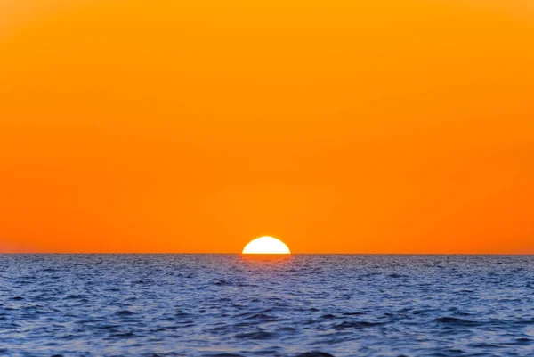 Pôr Sol Vermelho Sobre Mar Calmo Fundo Marinho Natural — Fotografia de Stock