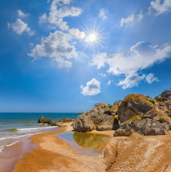Long Sandy Sea Beach Hude Stones Hot Sunny Day Summer — Stock Photo, Image