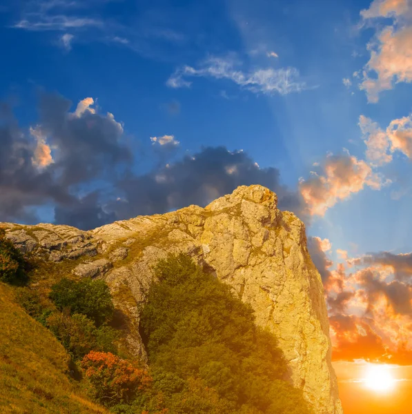 Alleen Mount Top Dramatische Zonsondergang Achtergrond — Stockfoto