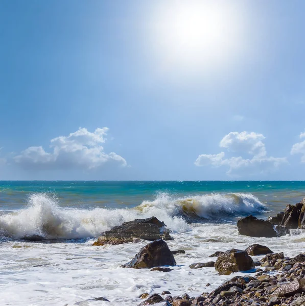 Costa Del Mar Tormentoso Con Piedras Día Soleado — Foto de Stock