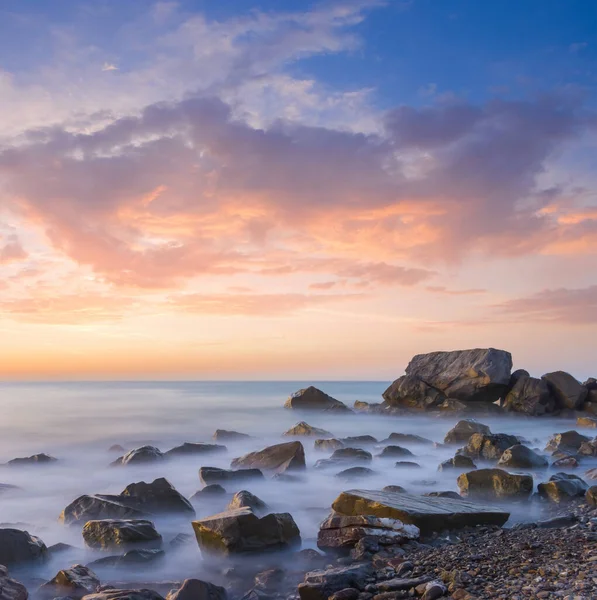 Meeresküste Mit Steinen Frühen Morgen Lange Belichtung Meereslandschaft — Stockfoto