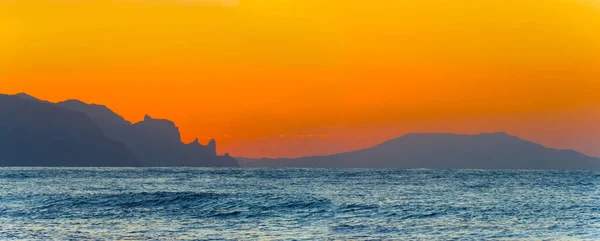 Sabahın Erken Saatlerinde Kızıl Gökyüzünün Altındaki Sakin Deniz Koyunda — Stok fotoğraf