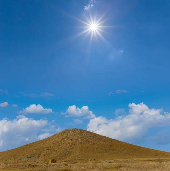 Sam Stożkowy Szczyt Pod Iskrzącym Słońcem — Zdjęcie stockowe